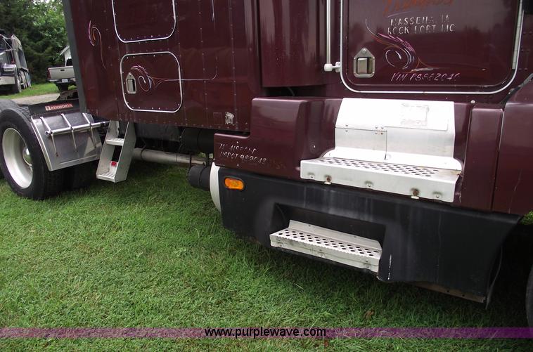 image for item A4098 1993 Kenworth T600 semi truck