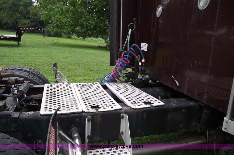 image for item A4098 1993 Kenworth T600 semi truck