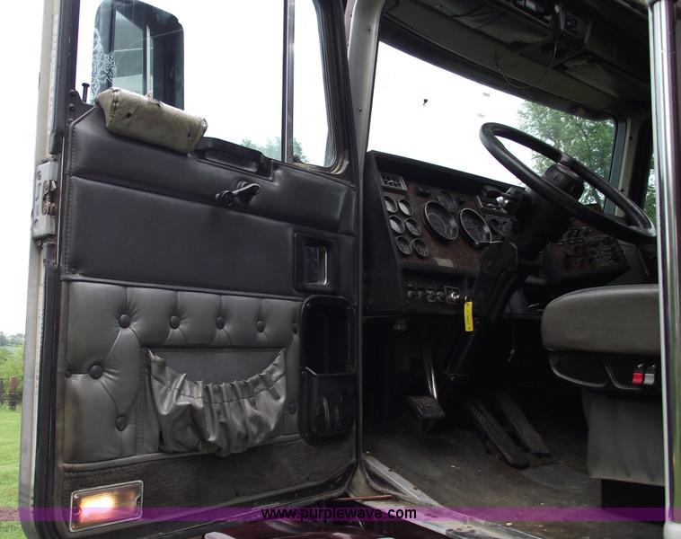 image for item A4098 1993 Kenworth T600 semi truck