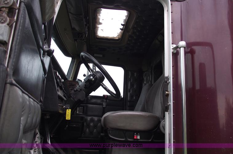 image for item A4098 1993 Kenworth T600 semi truck