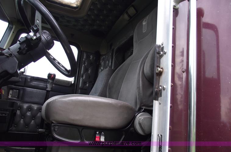 image for item A4098 1993 Kenworth T600 semi truck