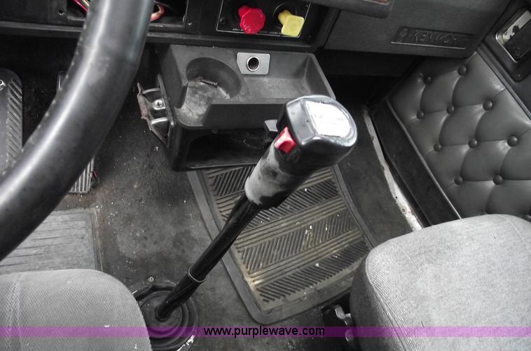 image for item A4098 1993 Kenworth T600 semi truck