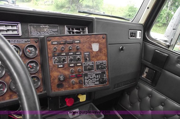 image for item A4098 1993 Kenworth T600 semi truck