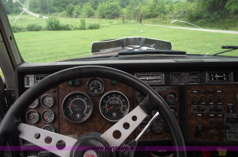 image for item A4098 1993 Kenworth T600 semi truck