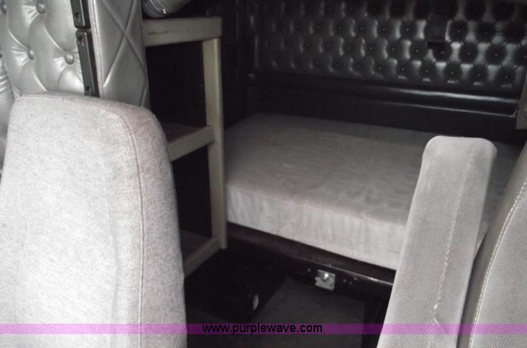 image for item A4098 1993 Kenworth T600 semi truck