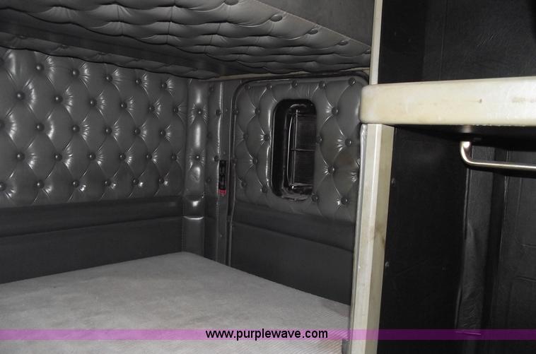 image for item A4098 1993 Kenworth T600 semi truck