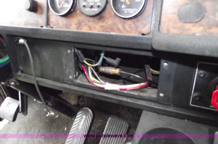 image for item A4098 1993 Kenworth T600 semi truck