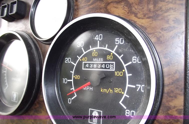 image for item A4098 1993 Kenworth T600 semi truck