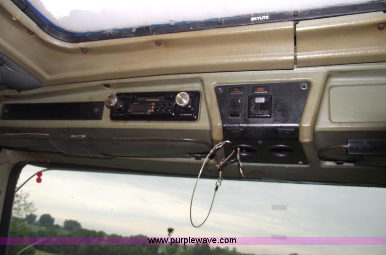 image for item A4098 1993 Kenworth T600 semi truck