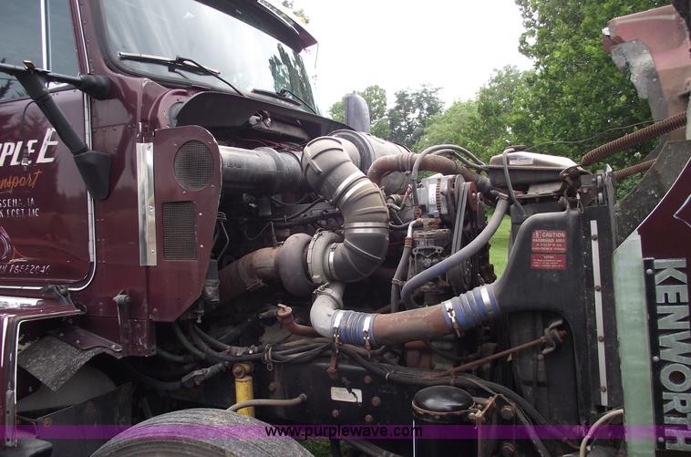 image for item A4098 1993 Kenworth T600 semi truck