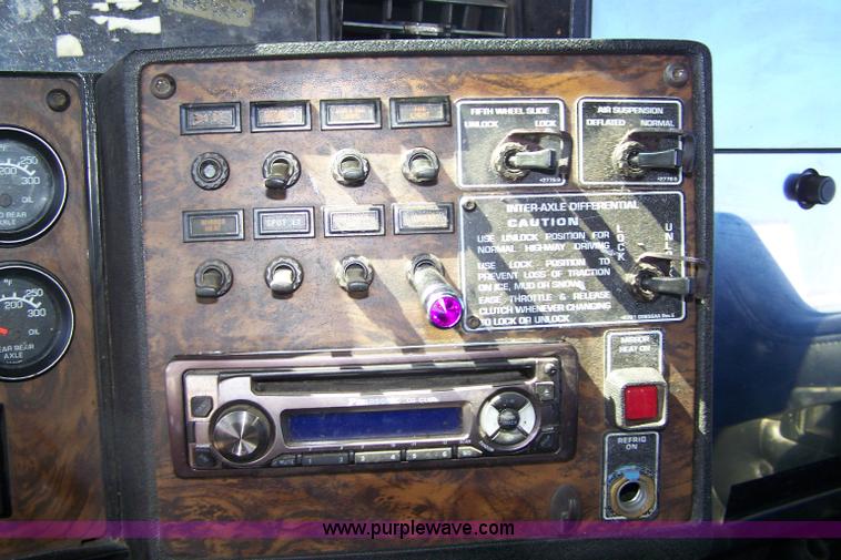 image for item A4503 1998 Kenworth T600 semi truck