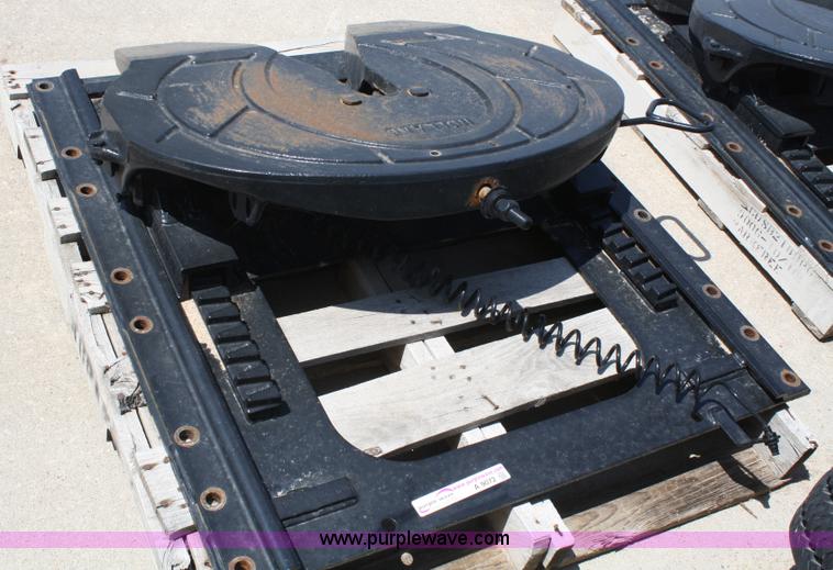 Holland fifth wheel plate in Manhattan, KS Item A9072 sold Purple Wave