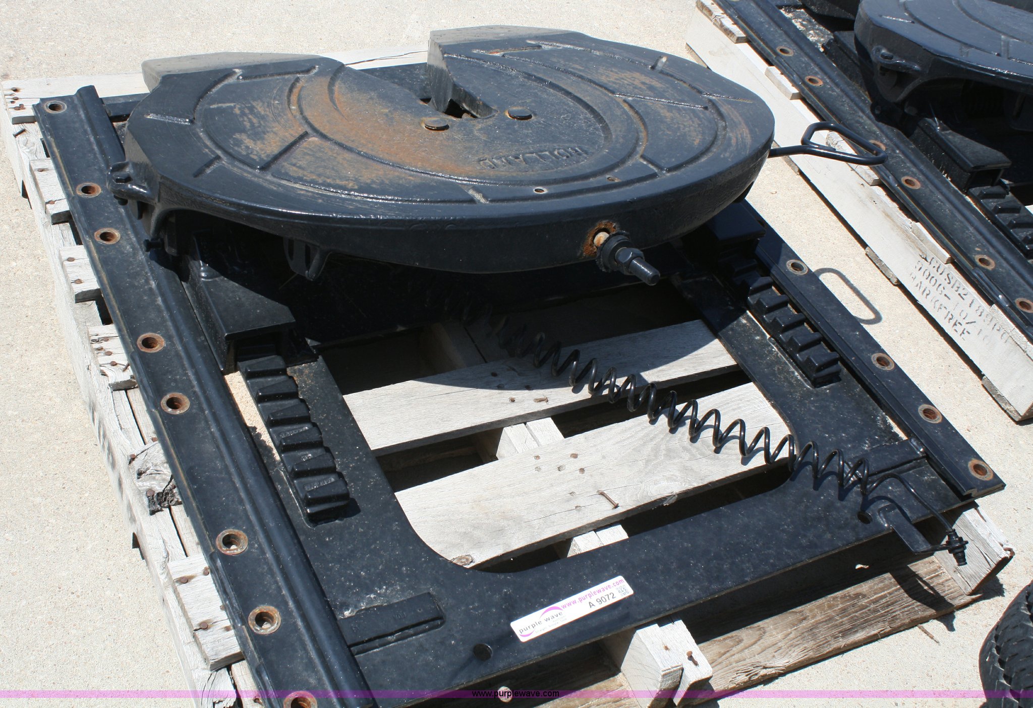 Holland fifth wheel plate in Manhattan, KS Item A9072 sold Purple Wave