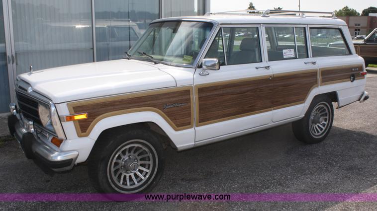 image for item A2268 1991 Jeep Grand Wagoneer SUV