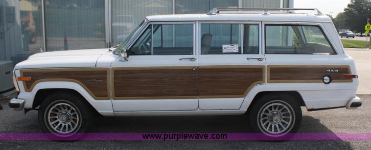 image for item A2268 1991 Jeep Grand Wagoneer SUV