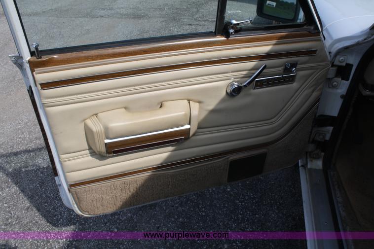 image for item A2268 1991 Jeep Grand Wagoneer SUV