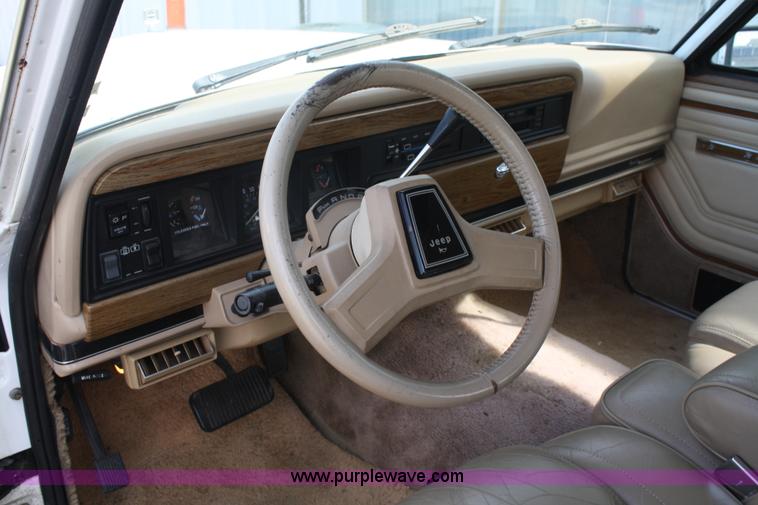 image for item A2268 1991 Jeep Grand Wagoneer SUV