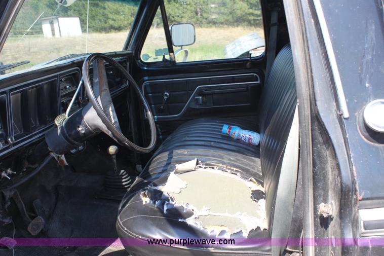 image for item A2699 1976 Ford F250 pickup truck