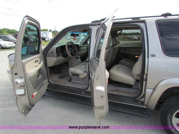 image for item A2724 2001 Chevrolet Suburban 1500 SUV