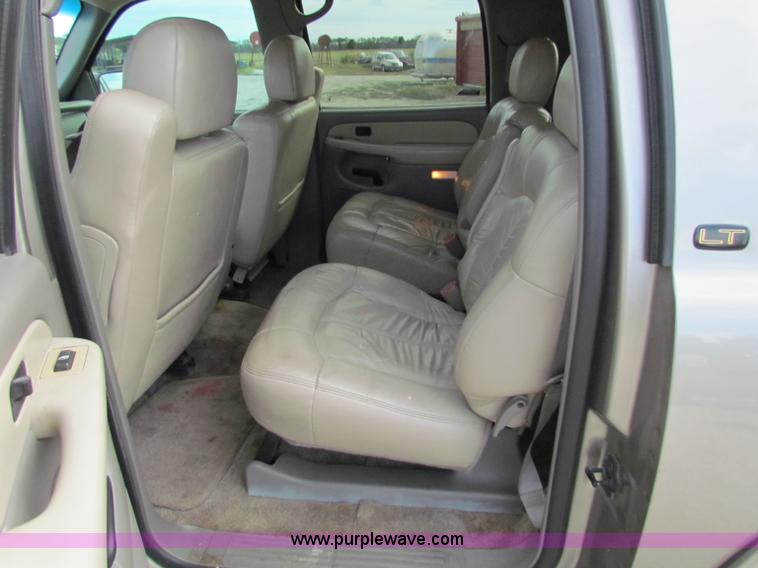 image for item A2724 2001 Chevrolet Suburban 1500 SUV