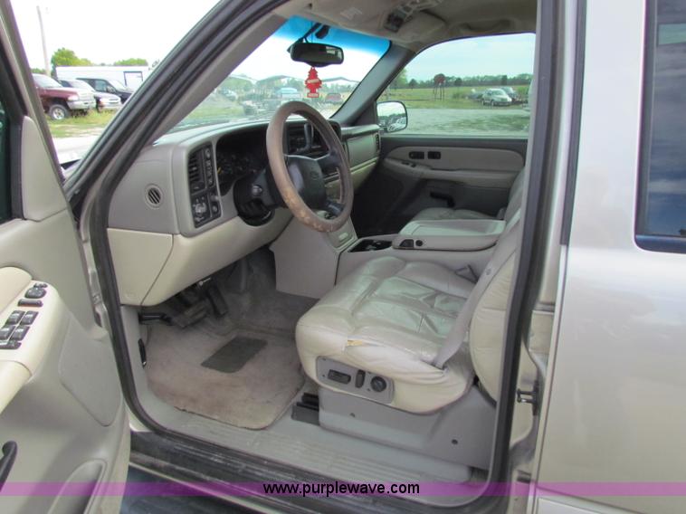 image for item A2724 2001 Chevrolet Suburban 1500 SUV