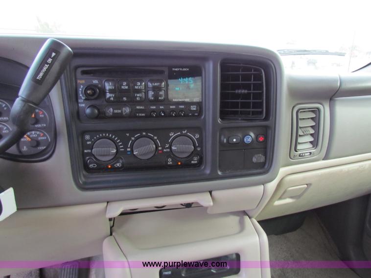image for item A2724 2001 Chevrolet Suburban 1500 SUV