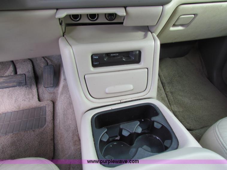 image for item A2724 2001 Chevrolet Suburban 1500 SUV