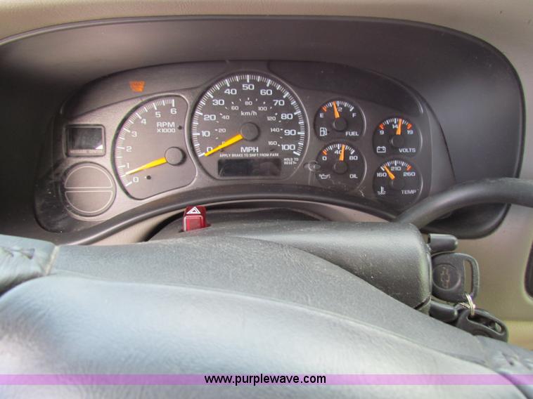 image for item A2724 2001 Chevrolet Suburban 1500 SUV