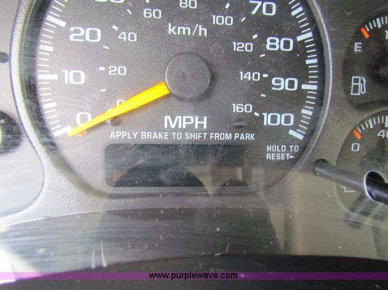 image for item A2724 2001 Chevrolet Suburban 1500 SUV