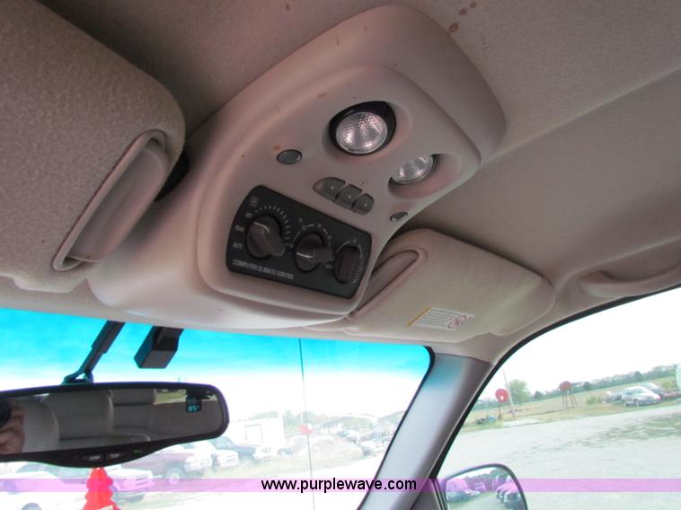 image for item A2724 2001 Chevrolet Suburban 1500 SUV