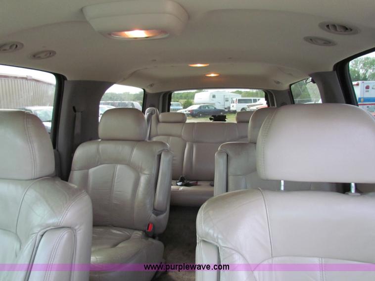 image for item A2724 2001 Chevrolet Suburban 1500 SUV