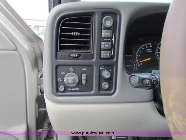 image for item A2724 2001 Chevrolet Suburban 1500 SUV