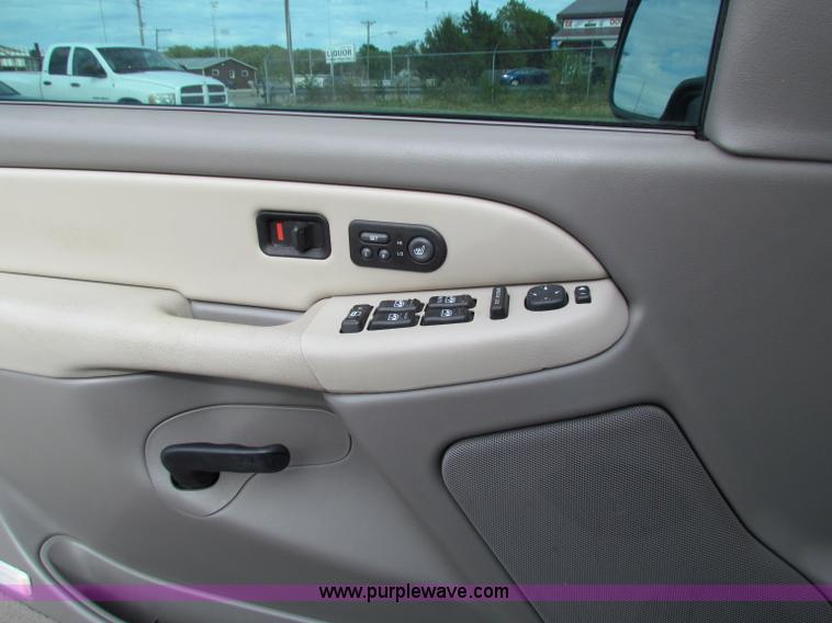 image for item A2724 2001 Chevrolet Suburban 1500 SUV