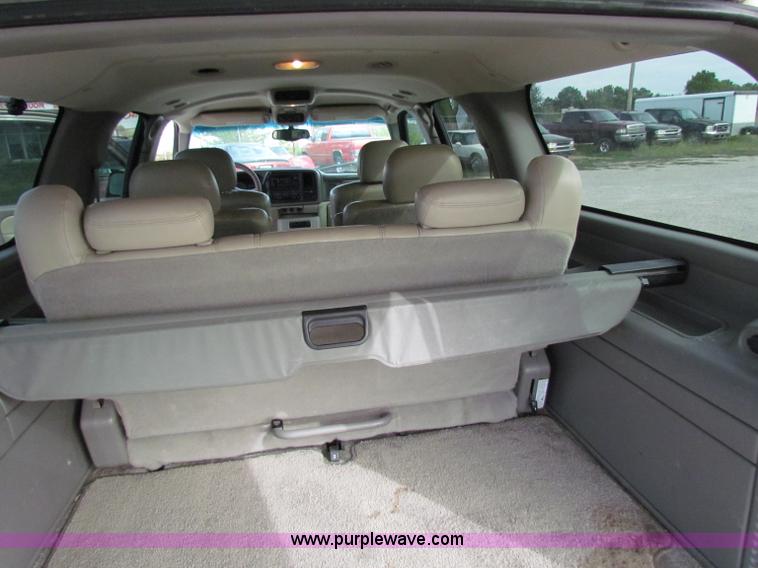image for item A2724 2001 Chevrolet Suburban 1500 SUV