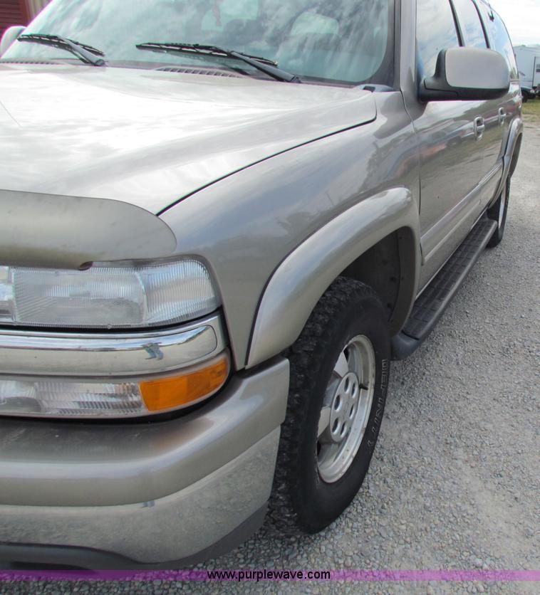 image for item A2724 2001 Chevrolet Suburban 1500 SUV