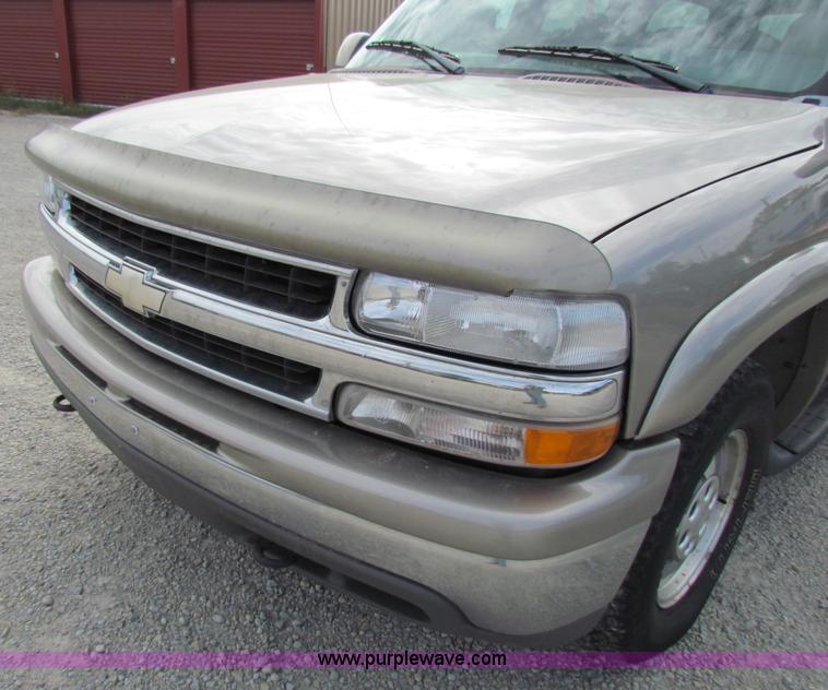image for item A2724 2001 Chevrolet Suburban 1500 SUV