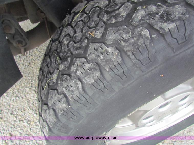 image for item A2724 2001 Chevrolet Suburban 1500 SUV