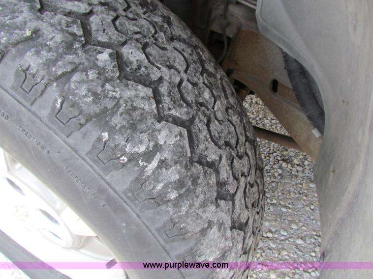 image for item A2724 2001 Chevrolet Suburban 1500 SUV