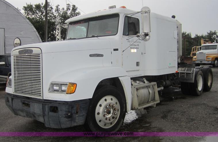 image for item A4721 1992 Freightliner FLD120 semi truck
