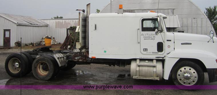 image for item A4721 1992 Freightliner FLD120 semi truck