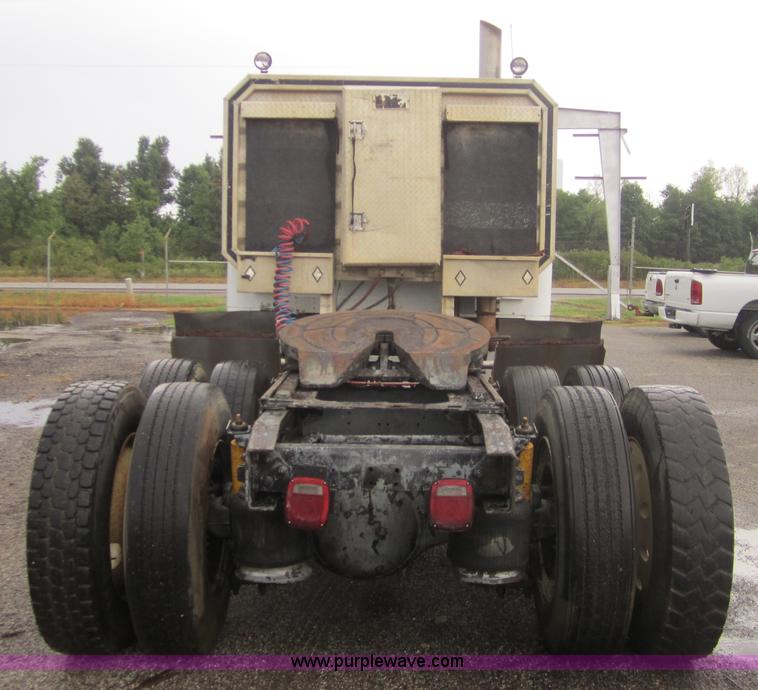 image for item A4721 1992 Freightliner FLD120 semi truck