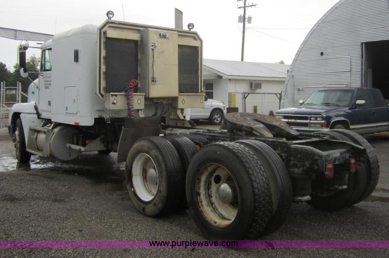 image for item A4721 1992 Freightliner FLD120 semi truck