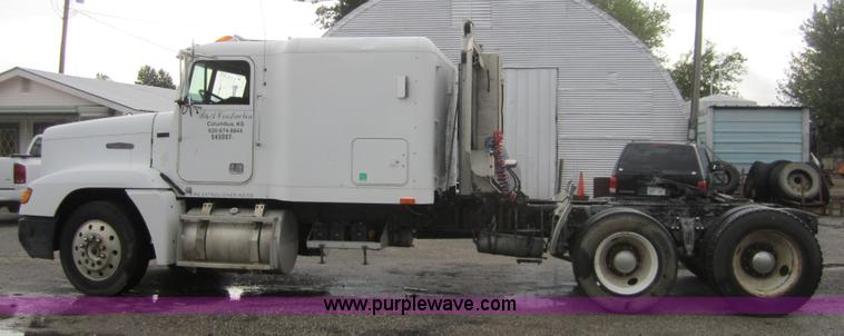 image for item A4721 1992 Freightliner FLD120 semi truck