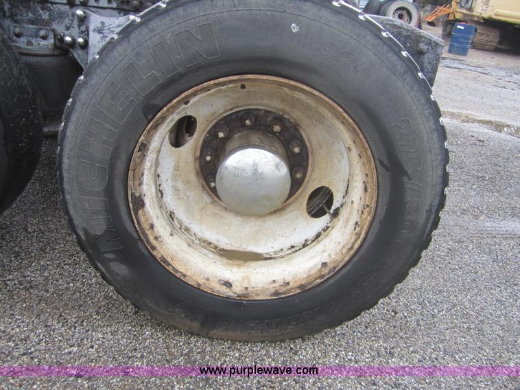 image for item A4721 1992 Freightliner FLD120 semi truck