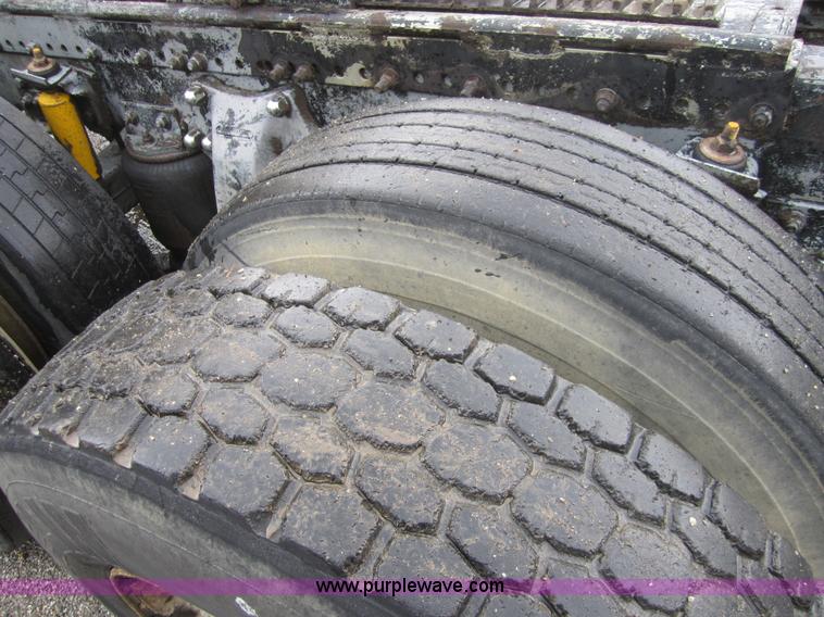 image for item A4721 1992 Freightliner FLD120 semi truck