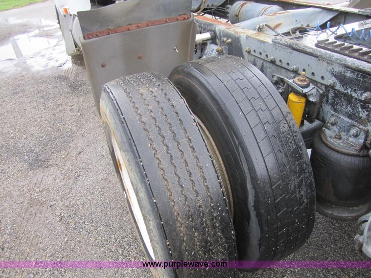 image for item A4721 1992 Freightliner FLD120 semi truck