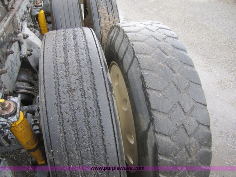 image for item A4721 1992 Freightliner FLD120 semi truck