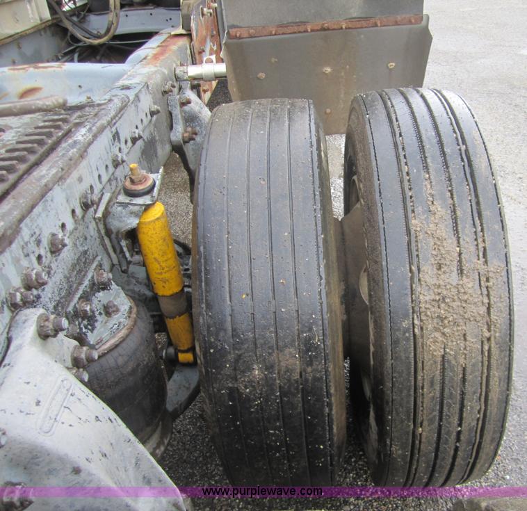 image for item A4721 1992 Freightliner FLD120 semi truck