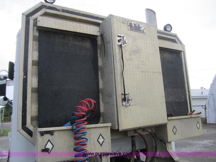 image for item A4721 1992 Freightliner FLD120 semi truck