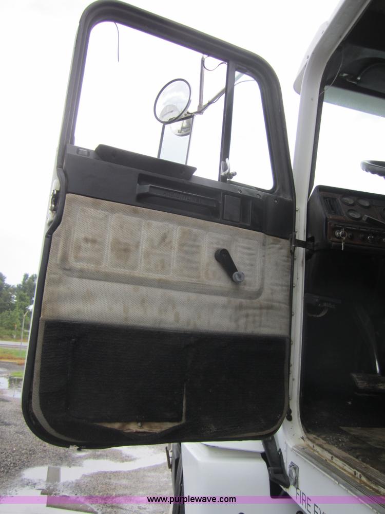 image for item A4721 1992 Freightliner FLD120 semi truck